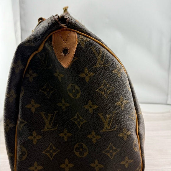 Louis Vuitton Speedy 30 Satchel with Iconic Monogram - Picture 4 of 13